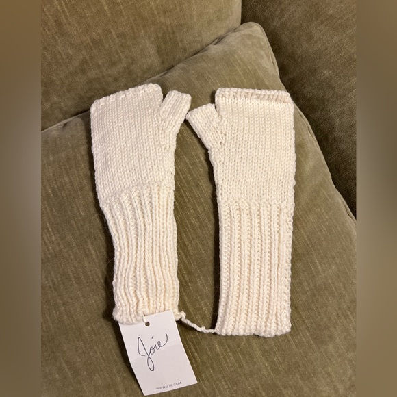 JOIE Fingerless gloves. Porcelain color. - Picture 3 of 6